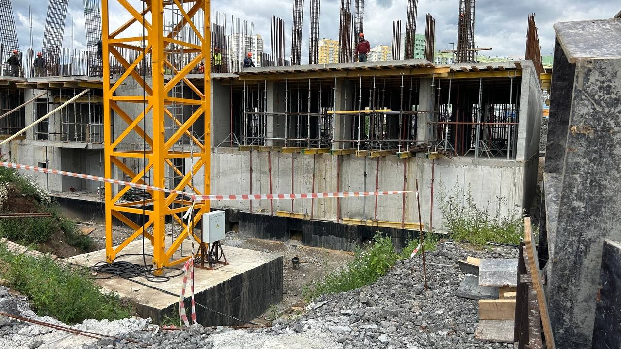 Микрорайон IV жилого района на ул. Университетская Набережная. Жилой дом № 18.